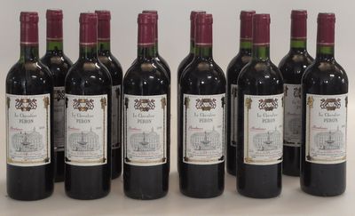 six bouteilles de vin sont alignées sur une table