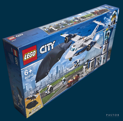 une boîte contenant un ensemble Lego City