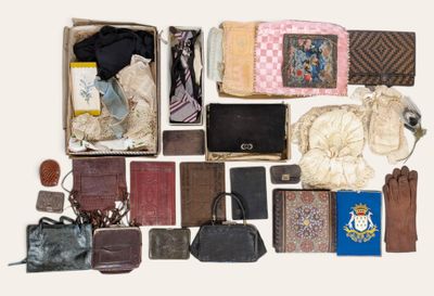 de nombreux modèles de sacs à main disposés sur une table
