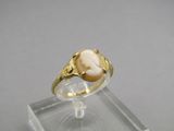 une image d'une bague en or avec une pierre blanche au centre