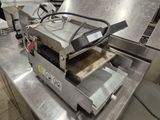 une machine posée sur une table dans une cuisine