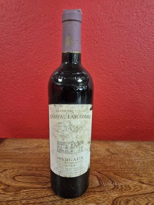 une bouteille de vin posée sur une table en bois