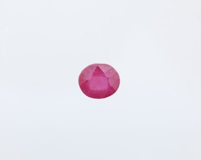 une pierre de saphir rose sur fond blanc