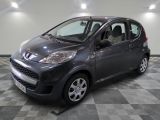 la photo d'une petite voiture garée dans un garage
