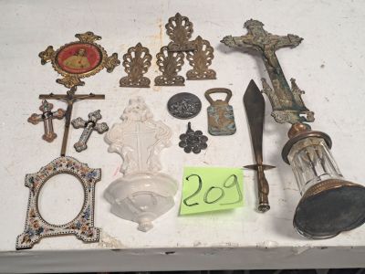 une table sur laquelle se trouvent de nombreux objets différents