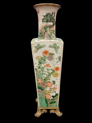 un vase avec un tableau posé sur un support