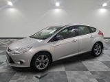 La Ford Focus de 2013 est garée sur un sol carrelé à damier.