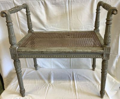 une chaise posée sur un drap blanc