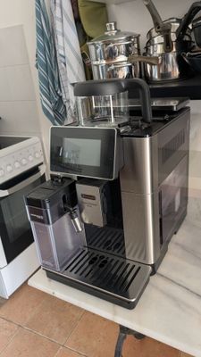 une photo d'une machine à café dans une cuisine