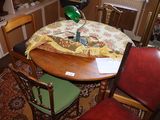une table surmontée d'une lampe dans une pièce