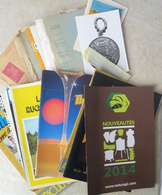 une pile de livres posés par terre