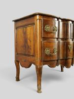Commode à façade arbalète en noyer mouluré patiné. (photo 5)