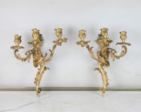 PAIRE D'APPLIQUES à trois bras de lumière en bronze ciselé e…