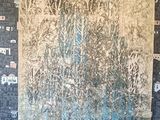 une photo d'un mur sur lequel est accrochée une image