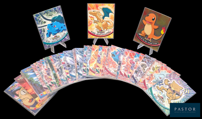de nombreuses cartes Pokémon exposées sur un fond noir