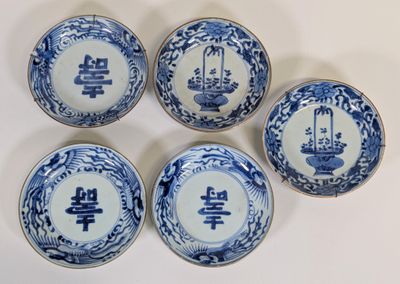 six assiettes bleues et blanches ornées de motifs orientaux