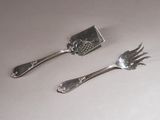 deux fourchettes et une spatule posées sur une table