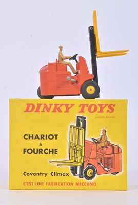 un petit chariot élévateur avec un homme assis dessus