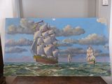 un tableau représentant un bateau en mer, posé sur une table