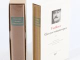 deux livres posés l'un à côté de l'autre sur une table