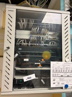 1 baie de brassage avec un ensemble de relais divers (à l'… - Photo 1