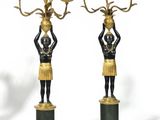 paire de chandeliers noirs et dorés représentant une femme tenant un chandelier