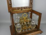 une vitrine en bois avec une vitre à l'intérieur