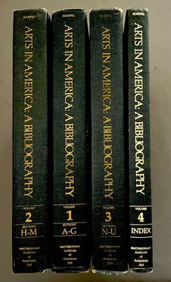 trois livres sont empilés les uns sur les autres sur une étagère