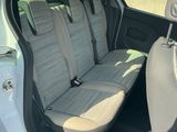 l'intérieur d'une voiture, la portière ouverte, montrant les sièges avant