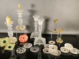 de nombreux bougeoirs en verre posés sur une table