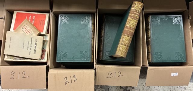 4 cartons de dictionnaire dont la grande encyclopédie. 