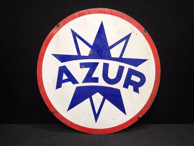 une photo d'un panneau circulaire sur lequel figure le mot « azzur »