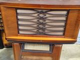 an old radio that is sitting on a table