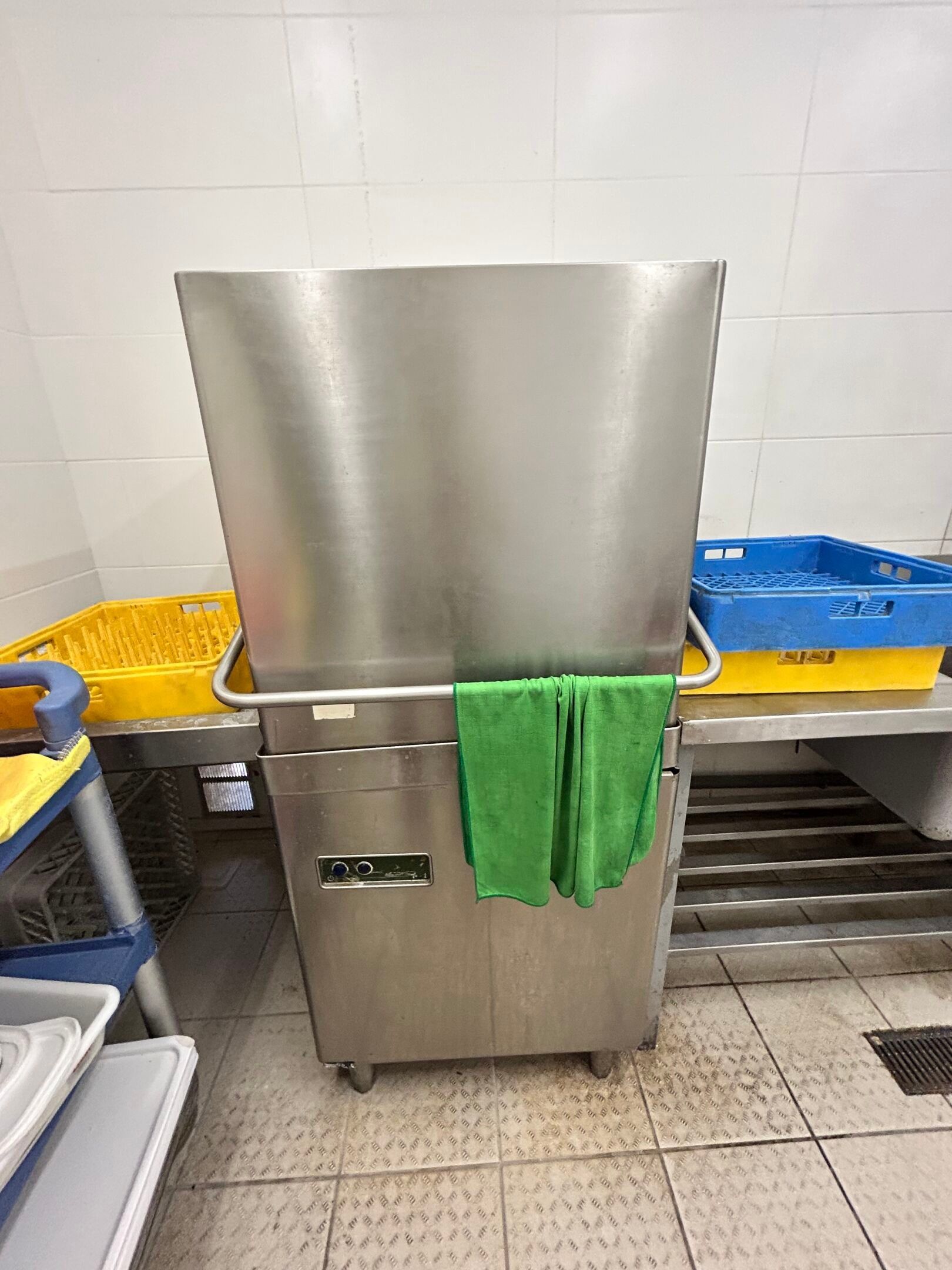 Lave vaisselle à capot inox SILANOS avec retour L.