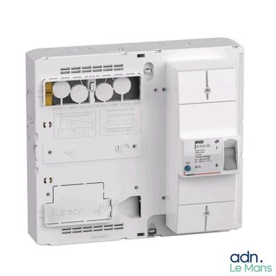 une image représentant un gros plan d'un appareil électrique blanc sur fond blanc