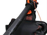 un souffleur Black & Decker avec un sac noir et un cordon orange