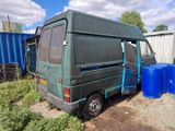 une camionnette garée à côté d'une poubelle bleue