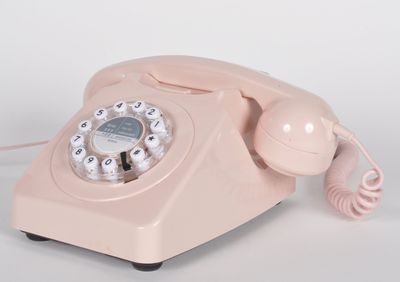 Téléphone en plastique rose. Avec câble ADSL. - Photo 1