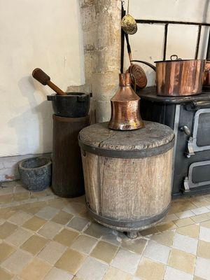 des casseroles et des poêles sont posées sur une vieille cuisinière dans une cuisine