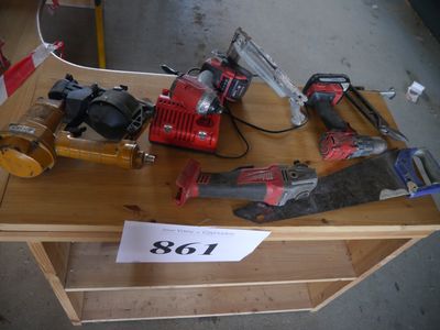 de nombreux outils différents posés sur une table, accompagnés d'une étiquette de prix