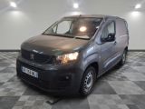 la camionnette grise est garée sur le sol en damier d'une pièce