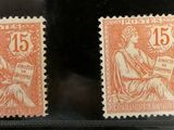 Quatre timbres de couleurs différentes sont exposés dans une vitrine.