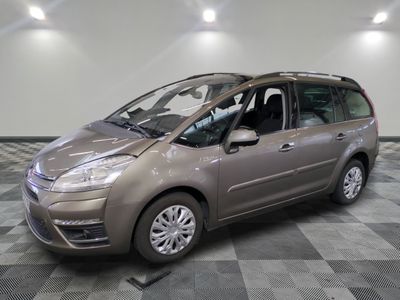 la photo d'une voiture garée dans un garage