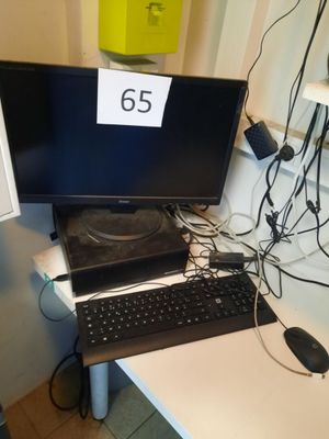 un bureau d'ordinateur sur lequel se trouvent un écran, un clavier et une souris