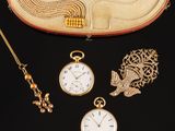 un assortiment de bijoux en or, comprenant un sac à main, une montre et une chaîne