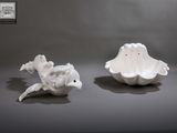 deux oiseaux en céramique blanche posés sur une table