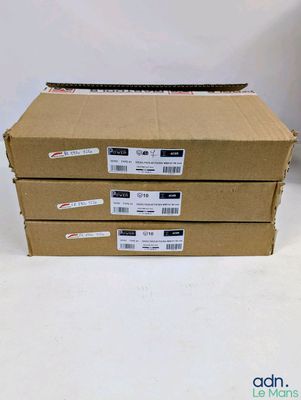 quatre piles de boîtes sont empilées les unes sur les autres sur une surface blanche