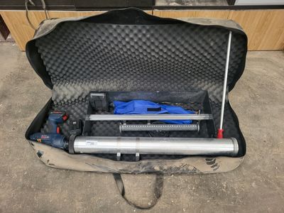 une valise contenant une pompe à eau