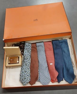 cinq cravates dans une boîte, avec une ceinture et des lunettes de soleil