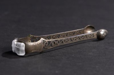 gros plan d'un objet métallique sur une surface noire